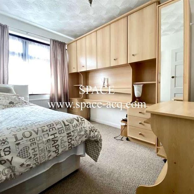 Winchmore Hill Road, London, N21 - Photo 1