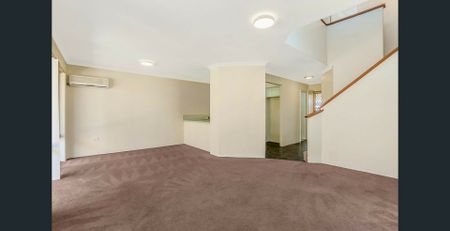 TOWNHOUSE IN SECURE GATED COMPLEX!!! - Photo 3