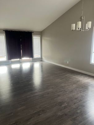 Hampton Village - 4 Bedroom/2 Bathroom Upper Unit - 762 Hargreaves Cres - Photo 1