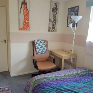 1 bedroom in a house share to rent - Photo 2