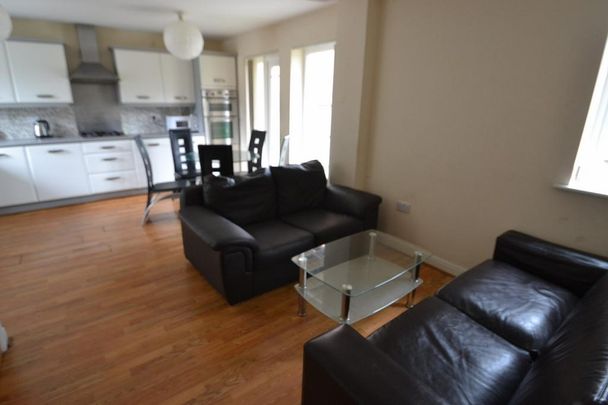 4 bedroom semi-detached house to rent - Photo 1