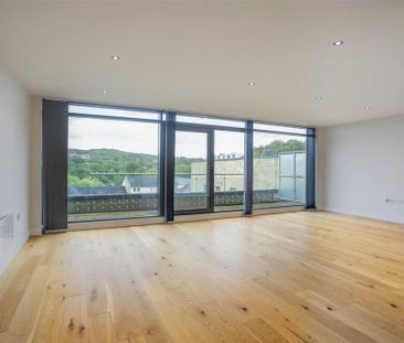 2 bedroom penthouse to rent - Photo 2