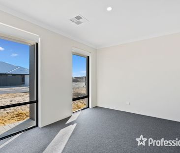 Modern 4-Bedroom Home! - Photo 5