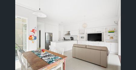 Elegant Parkside Living in a Premier Fitzroy North Location - Photo 3