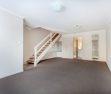 IMMACULATE TOWNHOUSE - Photo 4