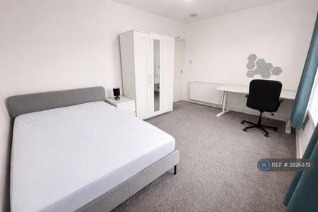 3 bedroom flat to rent - Photo 2