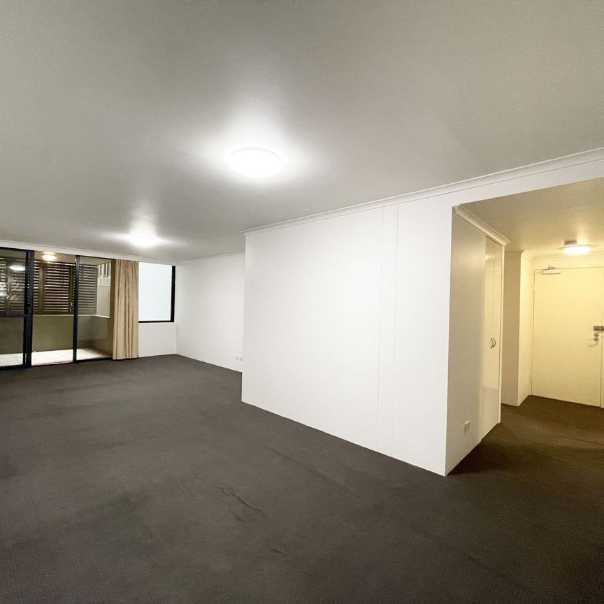 SPACIOUS 2 BEDROOM RESIDENCE IN PYRMONT - Photo 1