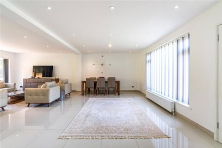 4 bedroom detached house to rent - Photo 2