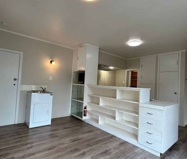 Spacious Home with Parkings - Photo 4