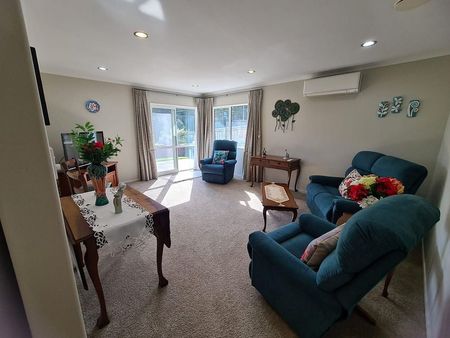 Spacious 1–2 Bedroom Unit with Private Entrance - Photo 2