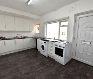 2 bedroom Flat in Otley Road, Leeds - Photo 6