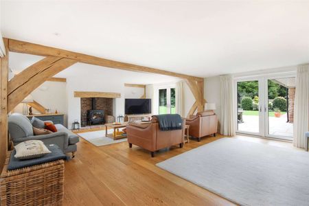 A magnificent family home with stunning gardens and it's own lake. - Photo 2
