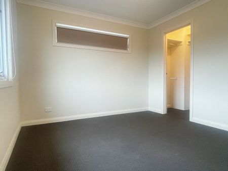 IMPRESSIVE TOWNHOUSE IN MOUNT WAVERLEY SCHOOL ZONE (STSA) - Photo 2