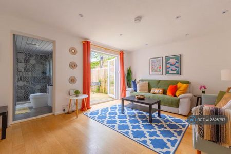 3 bedroom end of terrace house to rent - Photo 2