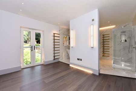 Modern family home which sits in around an acre of grounds with self contained annexe - Photo 3