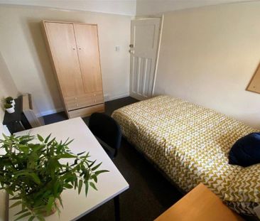 1 bedroom in a house share to rent - Photo 6