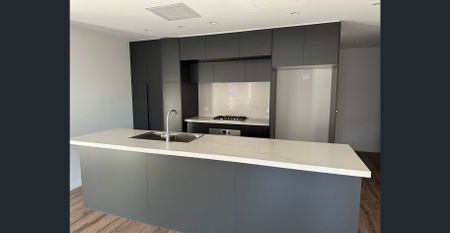 Near new three-bedroom apartment, next to Homebush Station. - Photo 2