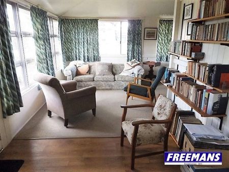 4 Bedroom, 2 Bathroom Home on 1,399 m² Block - Photo 2