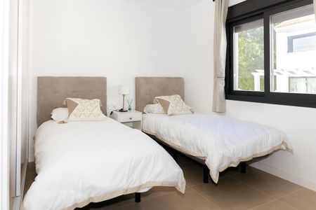 Townhouse in El Paraiso - Photo 4