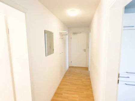 Schöne 3-Zimmer-Erdgeschosswohnung mit Einbauküche in zentraler Lage - Photo 2