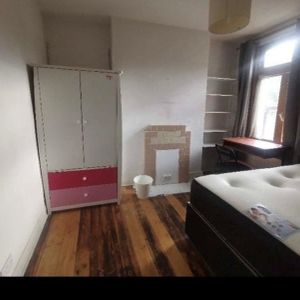 Room in a Shared House, London, E15 - Photo 3