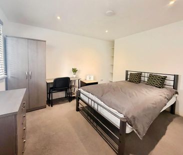 1 bedroom in a house share to rent - Photo 2