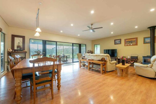 Stunning property for horse lovers! - Photo 1