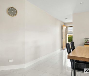 Style and low-maintenance living in excellent location! - Photo 3