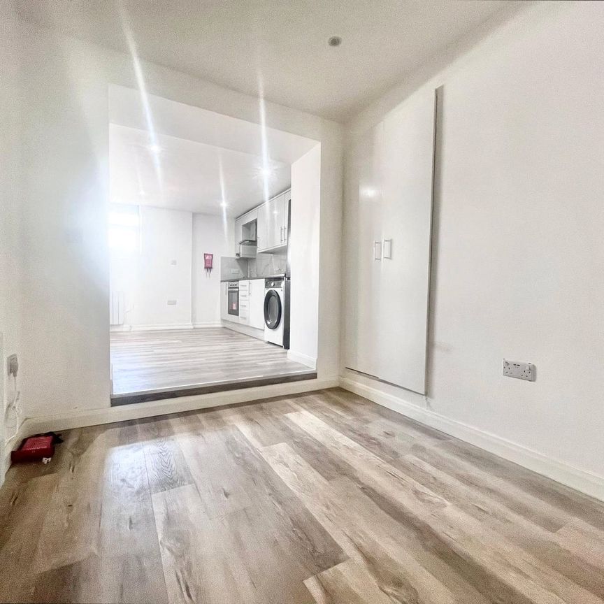 Hanworth Road, Hounslow, TW3 3TU - Photo 1