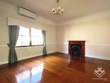Luxurious family home mins walk to Shopping centre and Indooroopilly State School - Photo 4