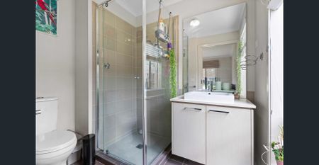 Modern 4-Bed Family Home with Outdoor Kitchen in Cranbourne West - Photo 4