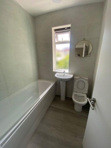 4 bedroom end of terrace house to rent - Photo 5