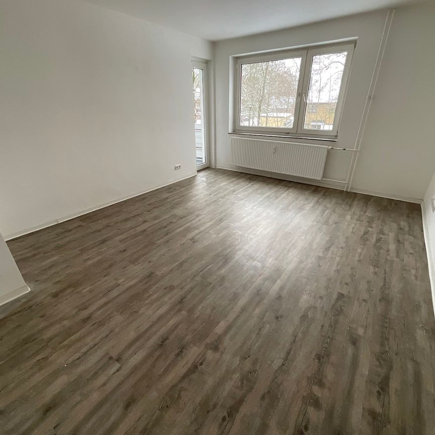 3 Zimmer-Wohnung in der zweiten Etage mit Balkon und Tageslichtbad mit Wanne - Foto 2
