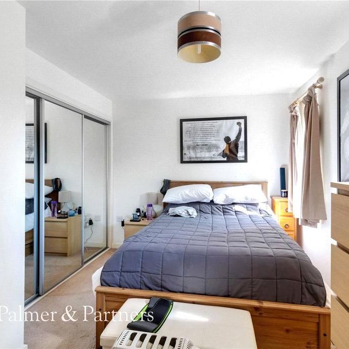 2 bedroom coach house to rent - Photo 1