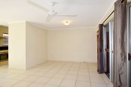 :: GREAT 3 BEDROOM HOME WALKING DISTANCE TO AMENITIES - Photo 4