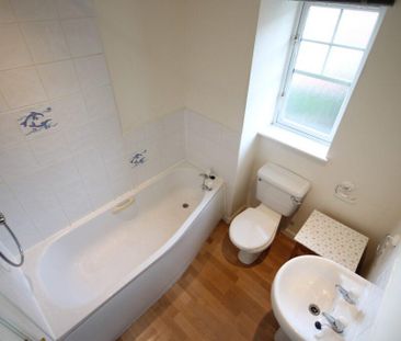 2 bedroom end of terrace house to rent - Photo 2