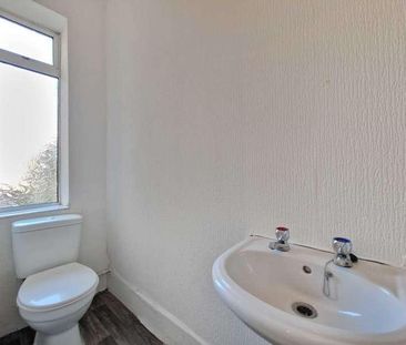 Clifton Drive, Squires Gate, FY4 - Photo 2
