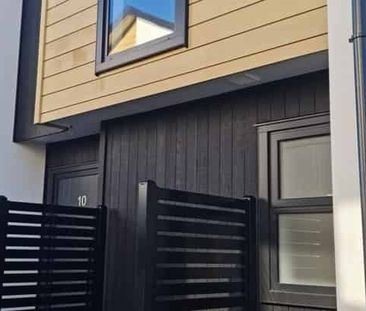 Modern 2BR Townhouse with Extras! - Photo 4