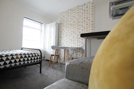 1 bedroom in a house share to rent - Photo 2