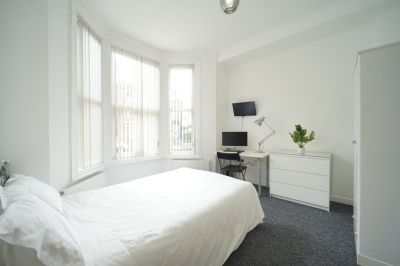 6 bedroom House in Delph Mount, Leeds - Photo 3