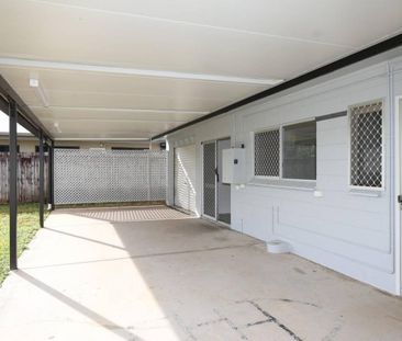 Freshly Painted - Tiled & AirConditioned - Large Patio - Garage - Photo 2