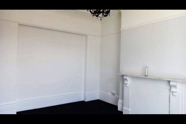 Studio Flat, Southleigh Road, BS8 - Photo 1