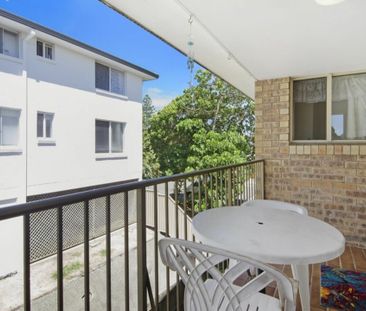 Top-Floor Apartment in Popular Rolan Court � Just a Short Stroll to... - Photo 6