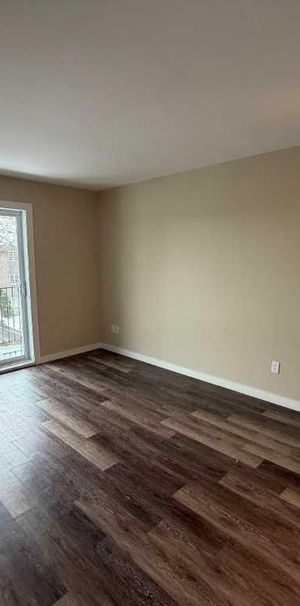 TRÈS BEAU 4 1/2 - LIBRE IMMÉDIATEMENT - RÉNOVÉ - Photo 1