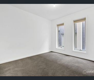 Comfortable & Convenient Townhouse Living - Photo 3