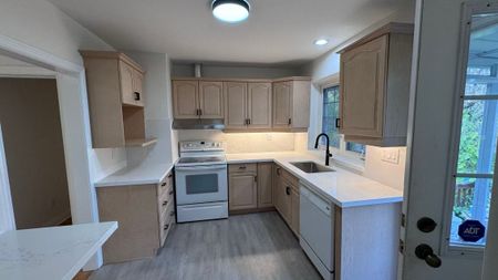 For Lease - 66 Paperbirch Drive Unit# Upper/Utility included, Toronto, Ontario - Photo 3