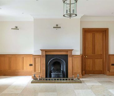 An immaculate six bedroom house with swimming pool at the heart of ... - Photo 3