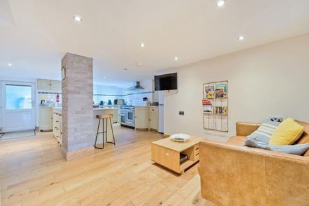 3 bedroom House To Let - Photo 2