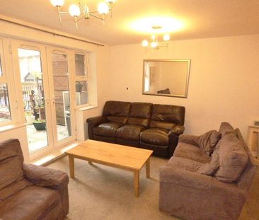 2 bedroom Flat for rent - Photo 3