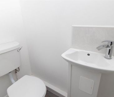 3 bedroom end of terrace house to rent - Photo 2